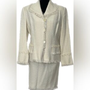 Designer Barbara Bates beautiful off white suit. Fringe accent details Luxury 10
